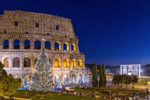 depositphotos_82133384-stock-photo-colosseum-in-rome-at-christmas